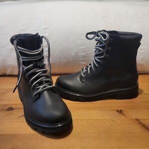 NWOT Sorel Waterproof Boots